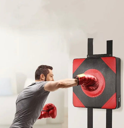 Sac de boxe, mural rouge et noir ￼